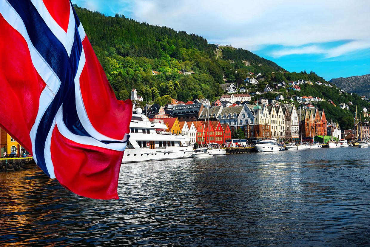 Photo drapeau norvège  et paysage norvegien