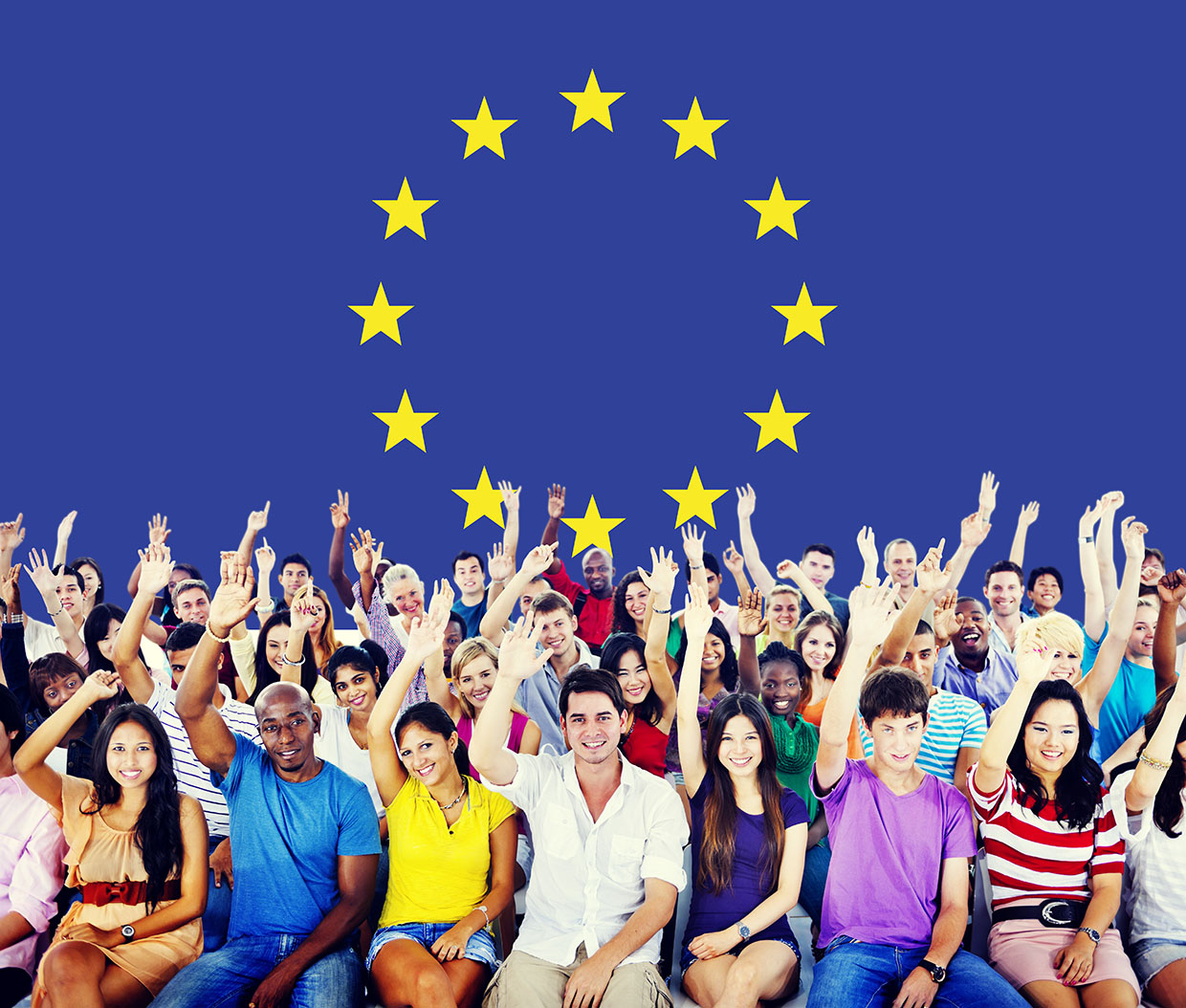 photo drapeau de k'union européenne en fond avec des adolescents et jeunes adultes assis devant