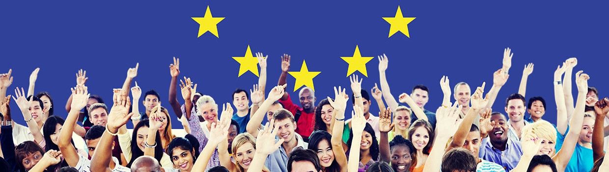 photo drapeau de k'union européenne en fond avec des adolescents et jeunes adultes assis devant
