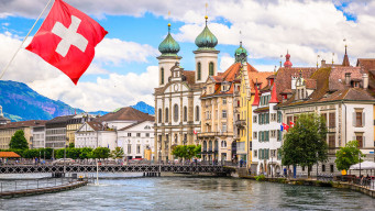 Photo paysage suisse avec drapeau