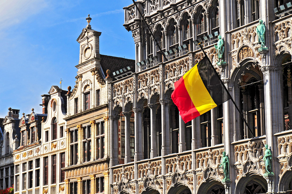 Photo ville belge avec drapeau Belgique