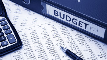 photo classeur avec le mot budget calculatrice et tableau financier finances 